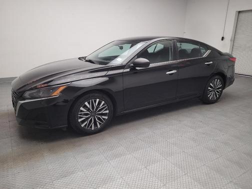 Super Black 2025 Nissan Altima 2.5 SV
