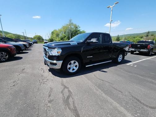 Diamond Black Crystal Pearlcoat 2021 RAM 1500 Big Horn/Lone Star