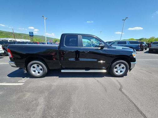 Diamond Black Crystal Pearlcoat 2021 RAM 1500 Big Horn/Lone Star