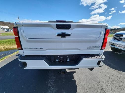 Iridescent Pearl Tricoat 2024 Chevrolet Silverado 2500 High Country