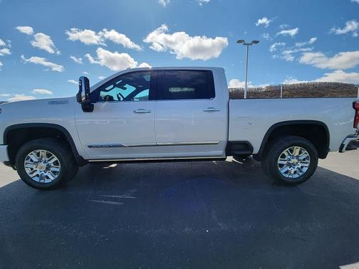 Iridescent Pearl Tricoat 2024 Chevrolet Silverado 2500 High Country