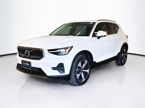 2025 Volvo XC40 B5 Core Bright Theme