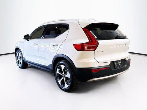 2025 Volvo XC40 B5 Core Bright Theme