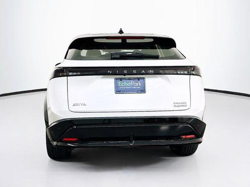 Everest White Pearl Tricoat/Black Diamond Pearl 2024 Nissan ARIYA ENGAGE