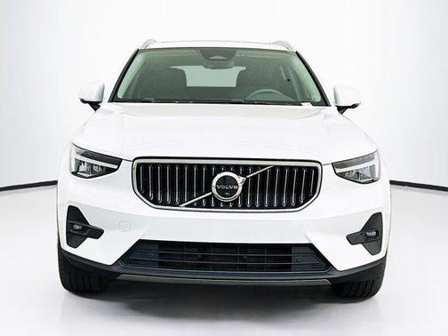 2023 Volvo XC40 B5 Plus Bright Theme