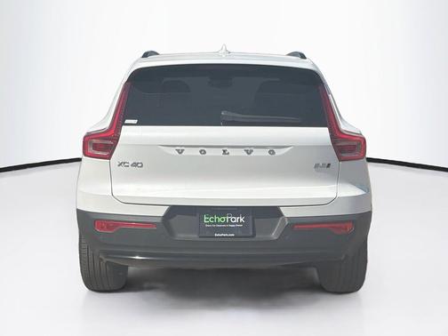Crystal White Pearl 2025 Volvo XC40 B5 Plus Dark Theme