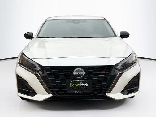 Pearl White Tricoat 2023 Nissan Altima SR FWD