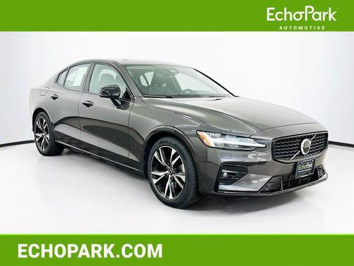 Platinum Grey Metallic 2025 Volvo S60 B5 Core