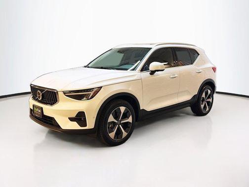 2025 Volvo XC40 B5 Plus Bright Theme