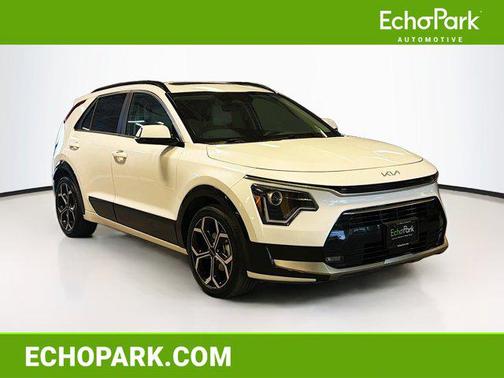 Snow White Pearl 2023 Kia Niro Touring