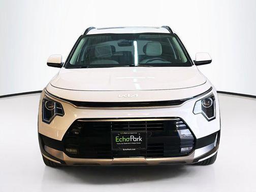 Snow White Pearl 2023 Kia Niro Touring