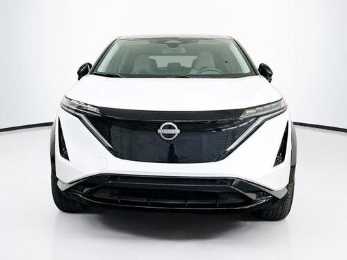 Everest White Pearl Tricoat/Black Diamond Pearl 2023 Nissan ARIYA ENGAGE