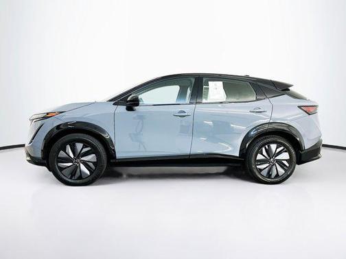 Boulder Gray Pearl/Black Diamond Pearl 2024 Nissan ARIYA ENGAGE