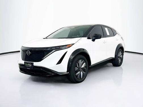 Everest White Pearl Tricoat/Black Diamond Pearl 2024 Nissan ARIYA ENGAGE