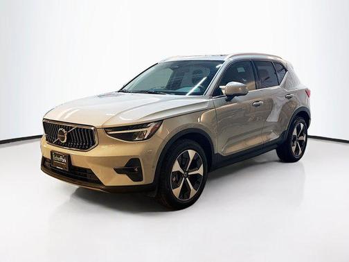2025 Volvo XC40 B5 Plus Bright Theme