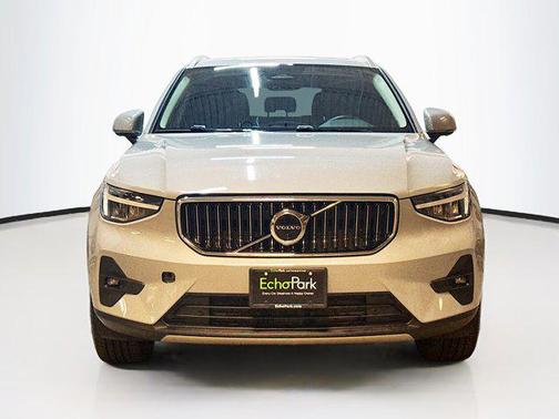 2025 Volvo XC40 B5 Plus Bright Theme