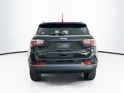 Diamond Black Crystal Pearlcoat 2022 Jeep Compass Latitude
