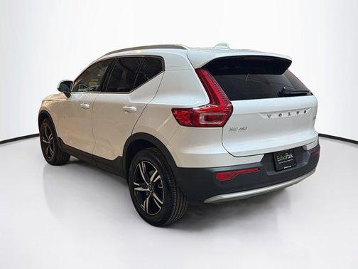 2025 Volvo XC40 B5 Core Bright Theme