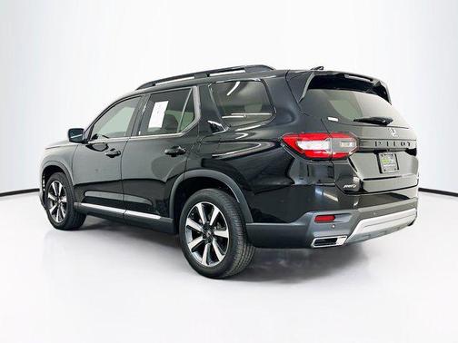 Crystal Black Pearl 2025 Honda Pilot Touring 8-Passenger