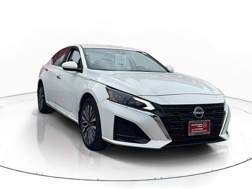 White 2023 Nissan Altima 2.5 SV