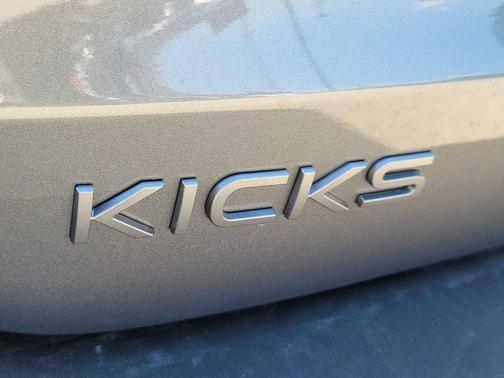 Gun Metallic 2027 Nissan Kicks SV