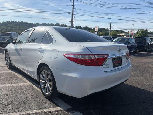 Super White 2017 Toyota Camry XLE