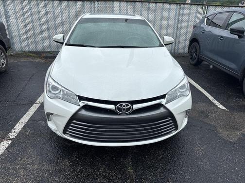 Super White 2017 Toyota Camry XLE