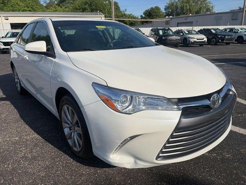 Super White 2017 Toyota Camry XLE