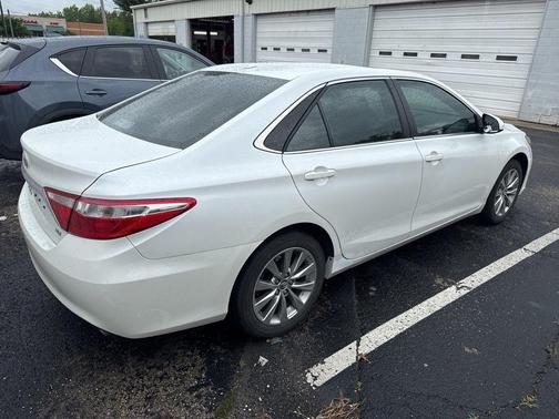 Super White 2017 Toyota Camry XLE