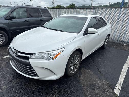 Super White 2017 Toyota Camry XLE