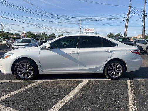 Super White 2017 Toyota Camry XLE