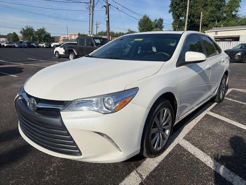 Super White 2017 Toyota Camry XLE
