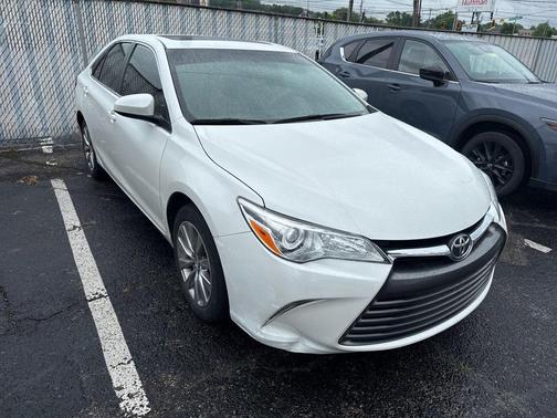 Super White 2017 Toyota Camry XLE