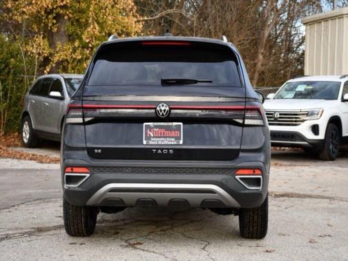 Deep Black Pearl 2026 Volkswagen Taos SE