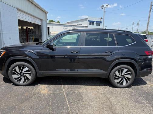 Deep Black Pearl 2026 Volkswagen Atlas 2.0T SE w/Technology 4MOTION