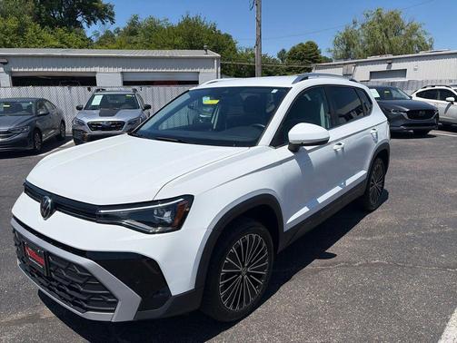 Pure White 2025 Volkswagen Taos 1.5T SE
