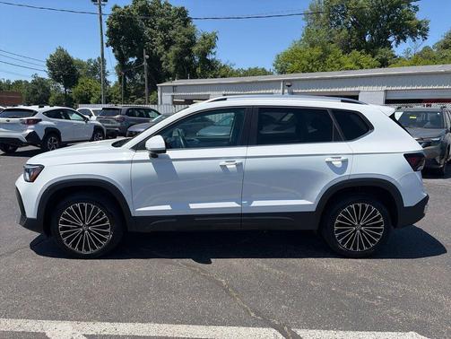 Pure White 2025 Volkswagen Taos 1.5T SE