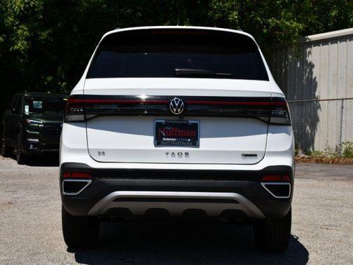 Pure White 2026 Volkswagen Taos SE