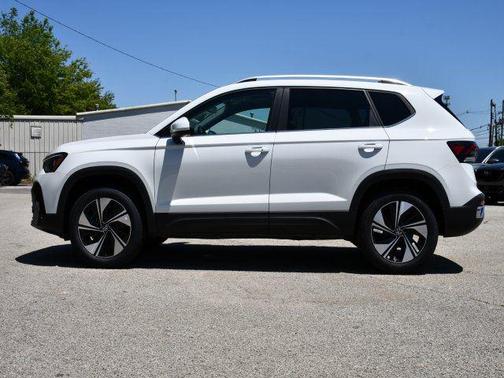 Pure White 2026 Volkswagen Taos SE
