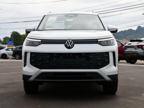 Pure White 2025 Volkswagen Tiguan 2.0T SE 4MOTION