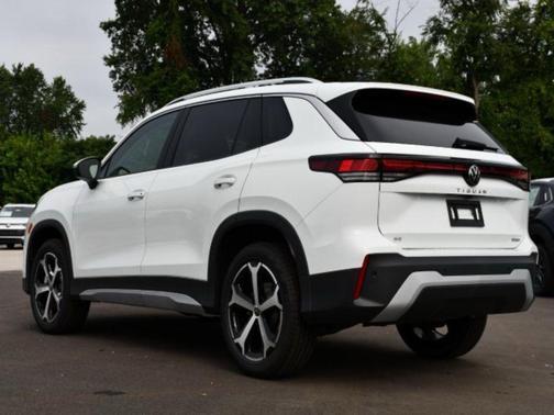 Pure White 2025 Volkswagen Tiguan 2.0T SE 4MOTION
