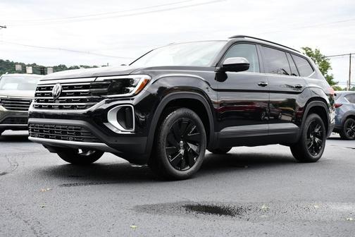 Deep Black Pearl 2026 Volkswagen Atlas 2.0T SE w/Technology 4MOTION