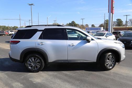 2025 Nissan Pathfinder SV