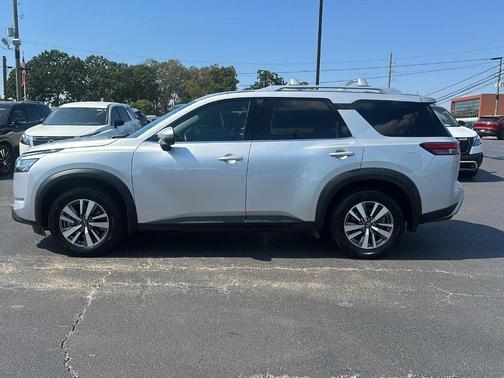 2022 Nissan Pathfinder SL