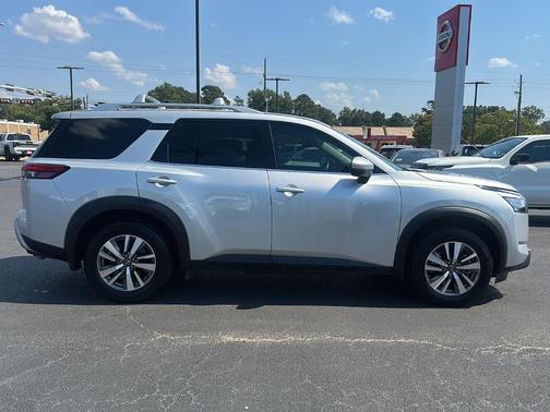 2022 Nissan Pathfinder SL
