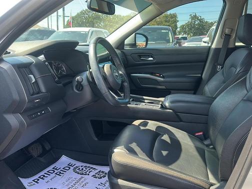 2022 Nissan Pathfinder SL