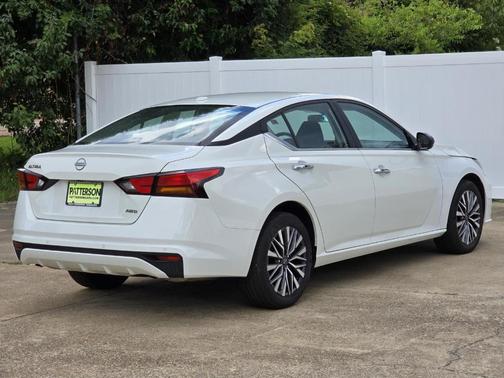 Glacier White 2025 Nissan Altima SV