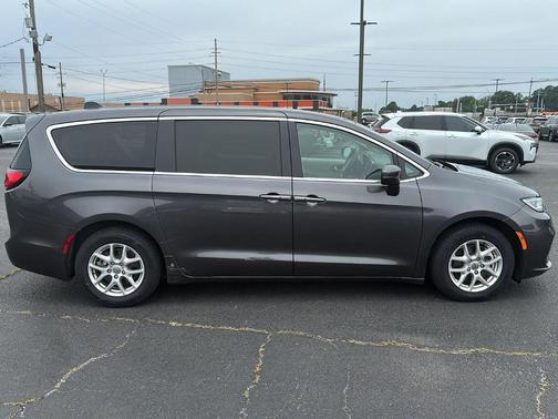2023 Chrysler Pacifica Touring-L