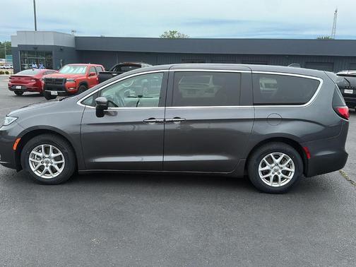 2023 Chrysler Pacifica Touring-L
