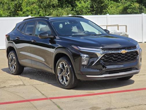 Mosaic Black Metallic 2024 Chevrolet Trax LT